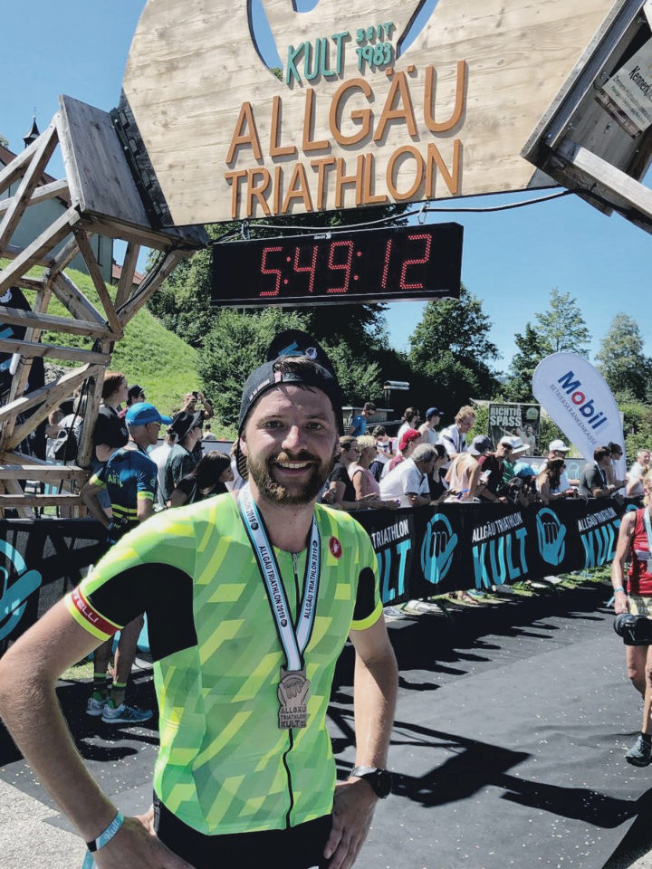 Philipp mit Finisher-Medaille im Ziel des Allgäu Triathlon