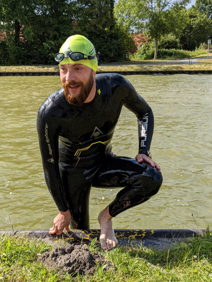Philipp im Neoprenanzug am Ufer des Kanals