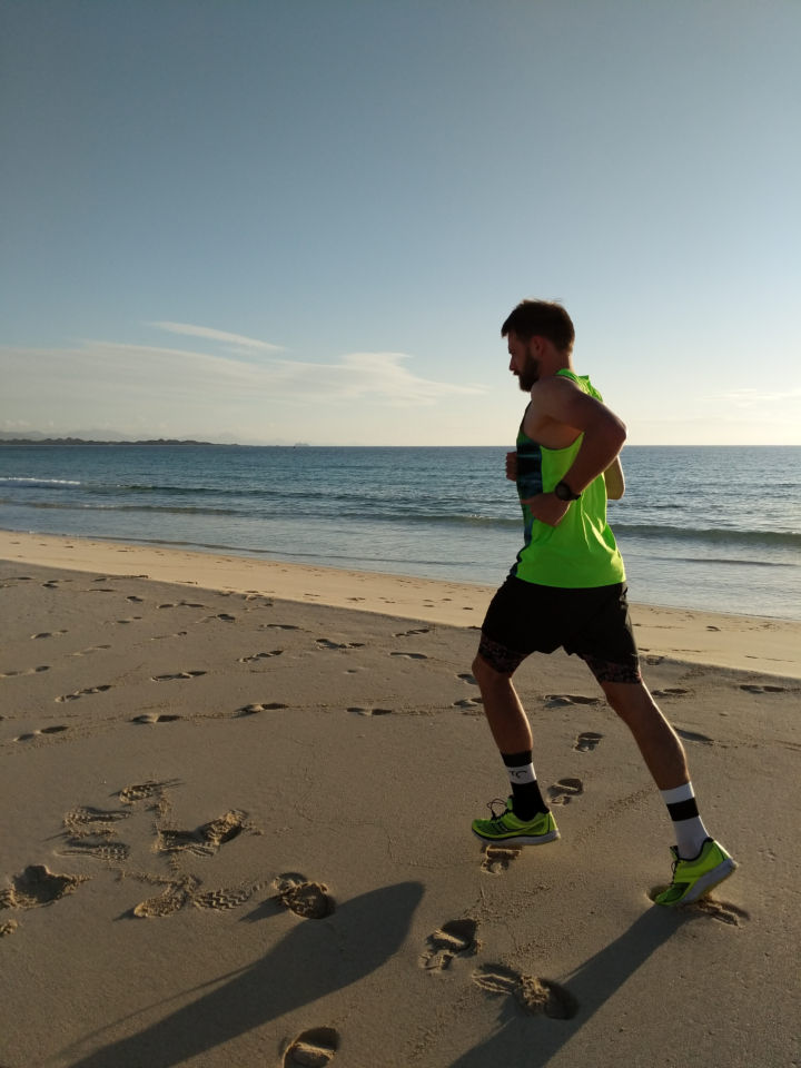 Philipp läuft am Strand im Abendlicht