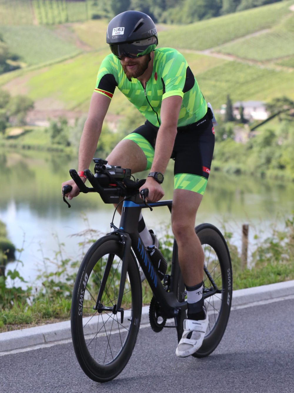 Philipp auf dem Zeitfahrrad an der Mosel