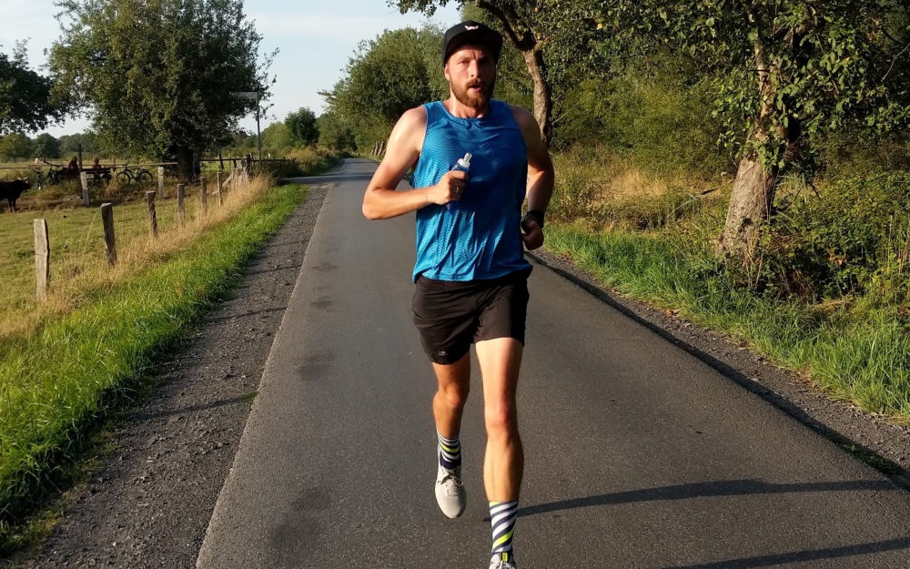 Philipp beim Laufen auf einer Landstraße