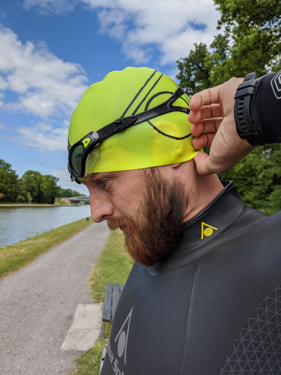 Philipp mit Schwimmbrille und Neoprenanzug am Kanal